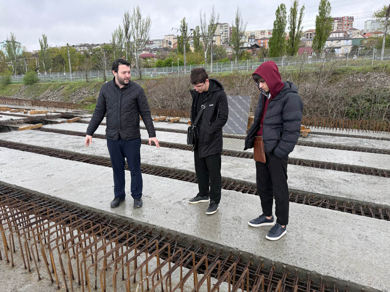 Студенты АДК побывали на строительстве подъездной дороги к Махачкалинскому порту